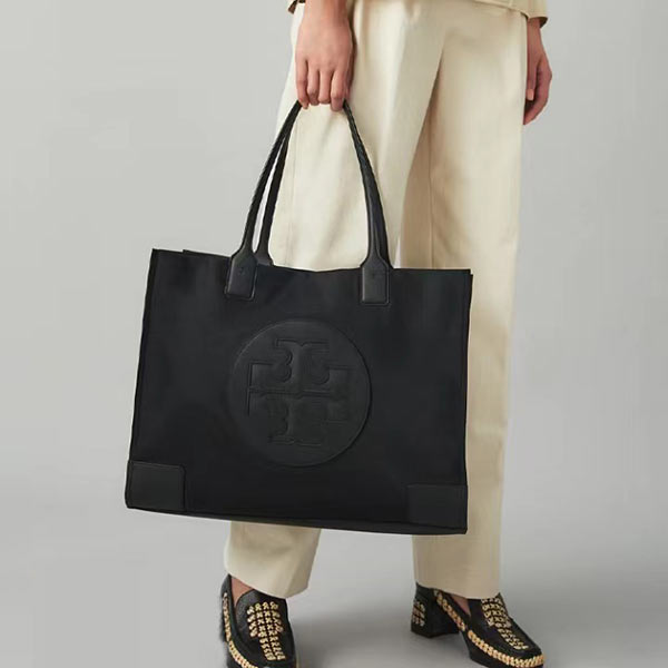Tory Burch  www.tbbag store.com/  向來以融合經典與現代感的設計聞名，其手提包系列更是許多時尚迷的夢幻收藏。品牌以簡約線條、精緻皮革與具辨識度的雙T...